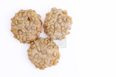 Téléchargez les photos : Biscuits pignoli italiens isolés sur un fond blanc - en image libre de droit