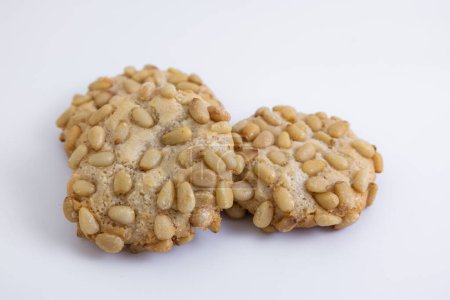 Téléchargez les photos : Biscuits pignoli italiens isolés sur un fond blanc - en image libre de droit