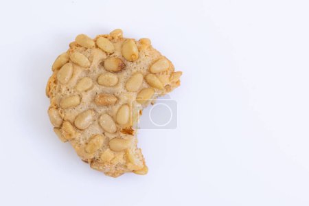 Téléchargez les photos : Gros plan d'un cookie pignoli italien frais cuit au four - en image libre de droit