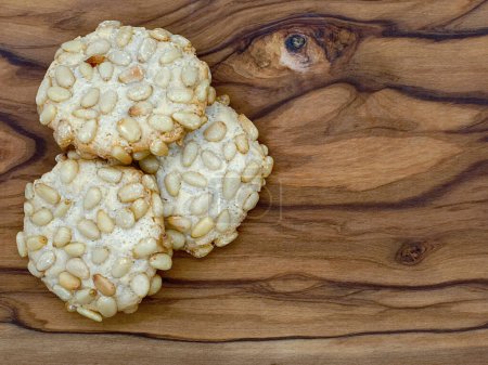 Téléchargez les photos : Gros plan d'un pignoli italien frais cuit au four sur une table en bois - en image libre de droit