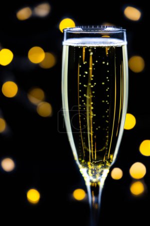 Foto de Close up of a champagne flat on a dark background with blurred lights in the back - Imagen libre de derechos