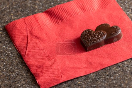 Foto de Close up of heart shaped chocolates on a red napkin - Imagen libre de derechos