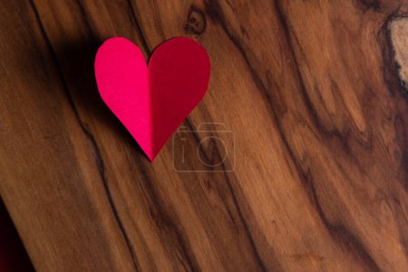 Téléchargez les photos : Close up of small heart shaped cut out on a wooden table with a beautiful texture - en image libre de droit