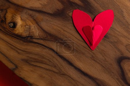 Foto de Close up of small heart shaped cut out on a wooden table with a beautiful texture - Imagen libre de derechos
