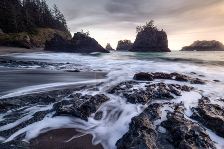 Téléchargez les photos : Beautiful Secret Beach in the Samuel H Boardman Scenic Corridor along the Oregon Coast at sunset with a faint glow on the rocks - en image libre de droit