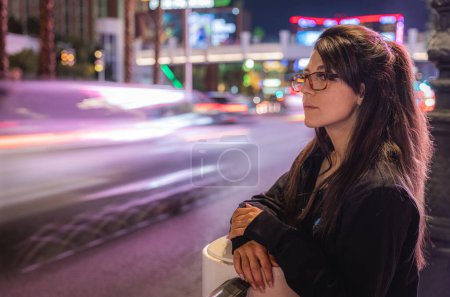 Téléchargez les photos : Belle femme portant des lunettes de blocage de la lumière bleue en utilisant son téléphone à l'intérieur - en image libre de droit