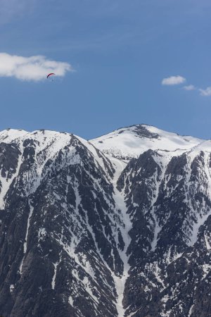 Photo for Hand glider soaring above the snow covered eastern Sierra Nevadas spring of 2023 - Royalty Free Image