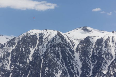 Téléchargez les photos : Planeur à main planant au-dessus de la neige couverte est Sierra Nevadas printemps 2023 - en image libre de droit
