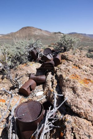 Téléchargez les photos : Boîtes de nourriture rouillées laissées par les premiers explorateurs dans le désert du Nevada - en image libre de droit