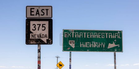 Foto de Warm Springs, Nevada / USA - 12 de mayo de 2023: Primer plano de la señal de la autopista 375 o de la famosa autopista Extraterrestre en el desierto de Nevada. - Imagen libre de derechos