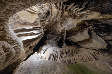 Foto de Formaciones rocosas dentro de las Cuevas de Lehman en el Parque Nacional de la Gran Cuenca, Nevada - Imagen libre de derechos