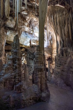 Téléchargez les photos : Formations rocheuses à l'intérieur des grottes de Lehman dans le parc national du Grand Bassin, Nevada - en image libre de droit