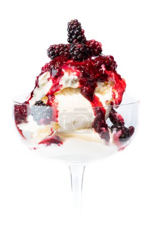 Téléchargez les photos : Baies sauvages fraîches sur le dessus de la crème glacée à la vanille isolées sur fond blanc. - en image libre de droit