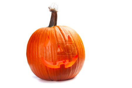 Téléchargez les photos : Gros plan d'une citrouille d'Halloween souriante isolée sur fond blanc - en image libre de droit