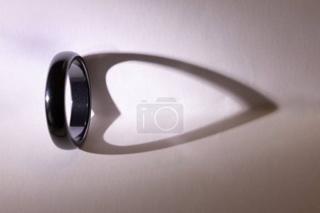 Foto de Sombra abstracta de un anillo circular que representa el amor y el afecto - Imagen libre de derechos