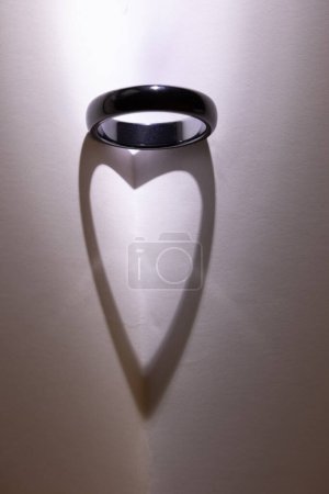 Foto de Sombra abstracta de un anillo circular que representa el amor y el afecto - Imagen libre de derechos