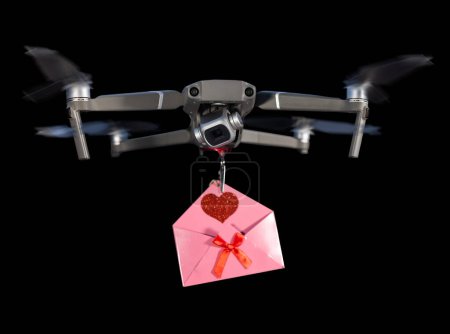 Téléchargez les photos : Drone portant une lettre rose avec un coeur rouge et arc isolé sur un fond noir - en image libre de droit