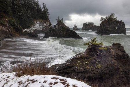 Téléchargez les photos : Tempête hivernale rare amenant la neige sur l'une des plages les plus populaires et photogéniques du sud de l'Oregon, Secret Beach Février 2023 - en image libre de droit