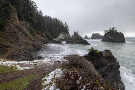 Téléchargez les photos : Tempête hivernale rare amenant la neige sur l'une des plages les plus populaires et photogéniques du sud de l'Oregon, Secret Beach Février 2023 - en image libre de droit