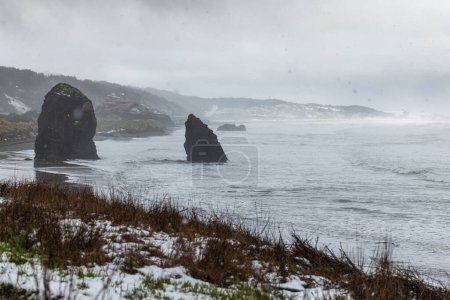 Téléchargez les photos : Tempête hivernale rare amenant de la neige sur la côte sud de l'Oregon fin février 2023 - en image libre de droit
