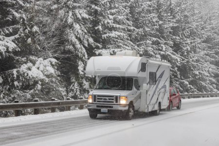 Téléchargez les photos : Le VR conduisant sur de la neige fraîche après une rare tempête hivernale a amené de la neige sur la côte de l'Oregon, février 2023. - en image libre de droit