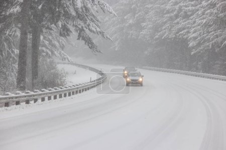 Téléchargez les photos : Véhicules à passagers conduisant sur l'autoroute 101 enneigée dans le sud de l'Oregon, février 2023 - en image libre de droit