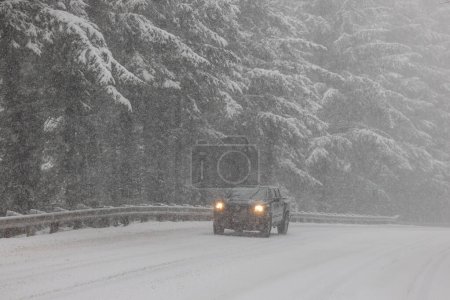 Téléchargez les photos : Véhicules à passagers conduisant sur l'autoroute 101 enneigée dans le sud de l'Oregon, février 2023 - en image libre de droit