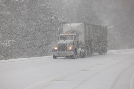 Téléchargez les photos : Grand camion conduisant sur l'autoroute 101 enneigée dans le sud de l'Oregon, février 2023 - en image libre de droit
