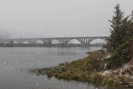 Foto de Isaac Lee Paterson puente que se expande a través del río Rogue en condiciones extremas y raras de invierno, Gold Beach, Oregon finales de febrero de 2023 - Imagen libre de derechos