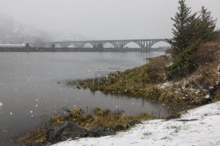 Foto de Isaac Lee Paterson puente que se expande a través del río Rogue en condiciones extremas y raras de invierno, Gold Beach, Oregon finales de febrero de 2023 - Imagen libre de derechos