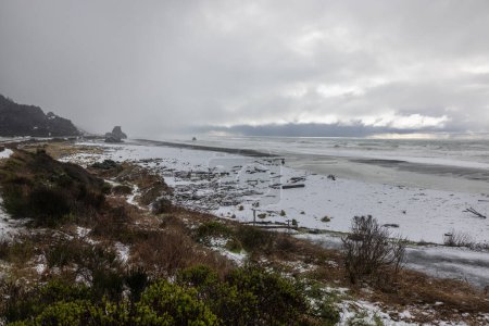 Téléchargez les photos : Embrasser le rocher juste au sud de Gold Beach recouvert de neige Février 2023 - en image libre de droit