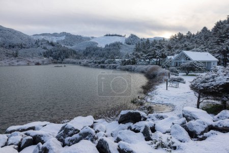 Téléchargez les photos : Belle scène tranquille à la plage d'or avec ruisseau chasseur et neige, un événement météorologique rare qui s'est produit le 24 février 2023. - en image libre de droit