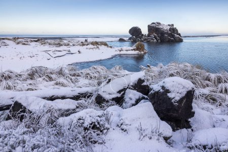 Foto de Característica de roca popular en Gold Beach Oregon conocida como roca tortuga cubierta de nieve en una rara tormenta de invierno en febrero de 2023 - Imagen libre de derechos