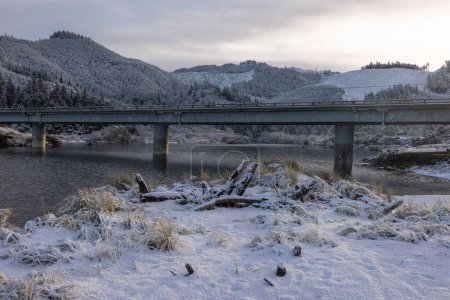 Téléchargez les photos : Une rare tempête hivernale le 24 février 2023 a apporté de la neige sur la côte sud de l'Oregon, l'autoroute 101 à la plage d'or avec de la neige dans le paysage - en image libre de droit
