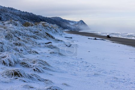 Foto de Cabo Sebastián al sur de Gold Beach Oregon con nieve y océano tormentoso después de una tormenta de invierno en febrero de 2023 - Imagen libre de derechos