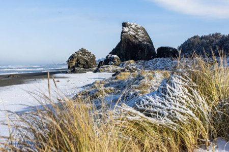 Foto de Parada de playa popular en Gold Beach Oregon conocida como Kissing rock con un paisaje cubierto de nieve debido a una rara tormenta de invierno en febrero de 2023 - Imagen libre de derechos