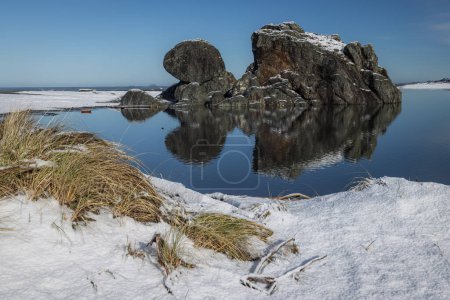 Foto de Característica de roca popular en Gold Beach Oregon conocida como roca tortuga cubierta de nieve en una rara tormenta de invierno en febrero de 2023 - Imagen libre de derechos