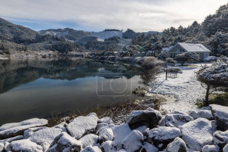 Téléchargez les photos : Belle scène tranquille à la plage d'or avec ruisseau chasseur et neige, un événement météorologique rare qui s'est produit le 24 février 2023. - en image libre de droit