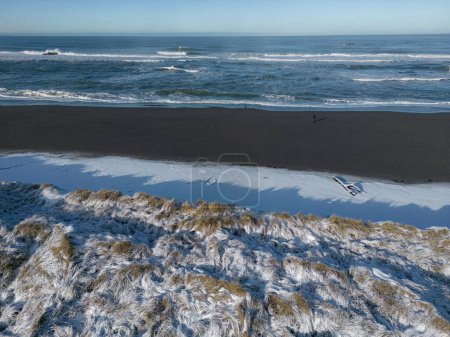 Foto de Playa del sur de Oregón cubierta de nieve después de una rara tormenta de invierno en febrero de 2023 - Imagen libre de derechos