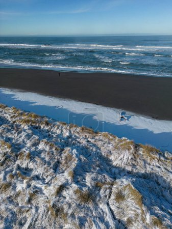 Foto de Playa del sur de Oregón cubierta de nieve después de una rara tormenta de invierno en febrero de 2023 - Imagen libre de derechos