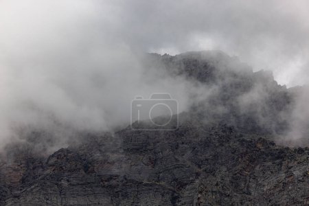 Foto de Hermoso paisaje con nubes tormentosas y niebla en Glacier NationalPark, Montana. - Imagen libre de derechos