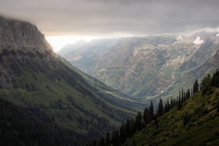 Téléchargez les photos : Beau paysage avec nuages orageux et brouillard dans Glacier NationalPark, Montana. - en image libre de droit