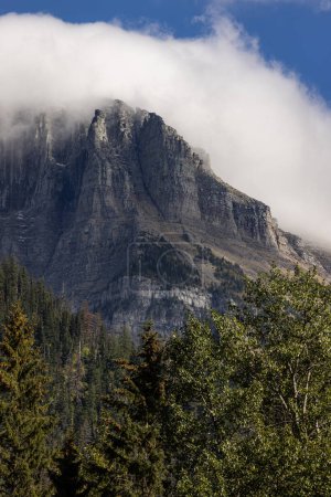 Foto de Hermosas montañas irregulares y empinadas en el Parque Nacional Glaciar Montana. - Imagen libre de derechos