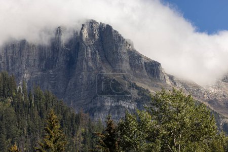 Foto de Hermosas montañas irregulares y empinadas en el Parque Nacional Glaciar Montana. - Imagen libre de derechos