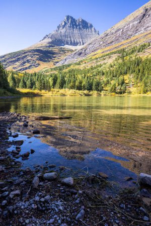 Foto de Hermosa tarde de otoño en el Lago Red Rock, Parque Nacional Glaciar en Montana. - Imagen libre de derechos