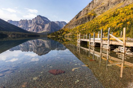 Foto de Lago Josephine que refleja las hermosas montañas escarpadas del Parque Nacional Glaciar, Montana, - Imagen libre de derechos