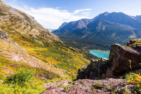 Téléchargez les photos : Beau lac Grinnell dans le Montana avec des couleurs d'automne dans la forêt - en image libre de droit