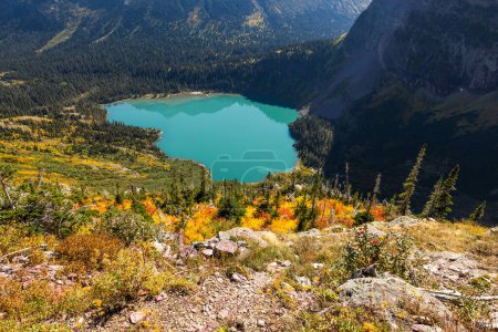 Foto de Hermoso lago Grinnell en montana con colores otoñales en el bosque - Imagen libre de derechos