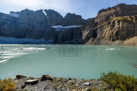 Téléchargez les photos : Icebergs flottant dans le lac Grinnell supérieur dans le parc national des Glaciers Montana par un bel après-midi. - en image libre de droit