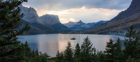 Téléchargez les photos : L'un des points de vue les plus populaires et pittoresques du parc national des Glaciers, la vue sur l'île Goose dans le lac St Mary près de l'entrée est du parc - en image libre de droit